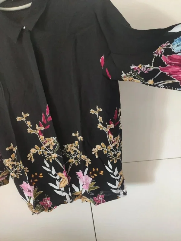 Stradivarius Camisa blusa preta floral tamanho P – photo 4